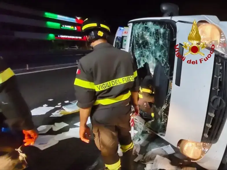 Furgone si ribalta a Collestrada, conducente in gravi condizioni