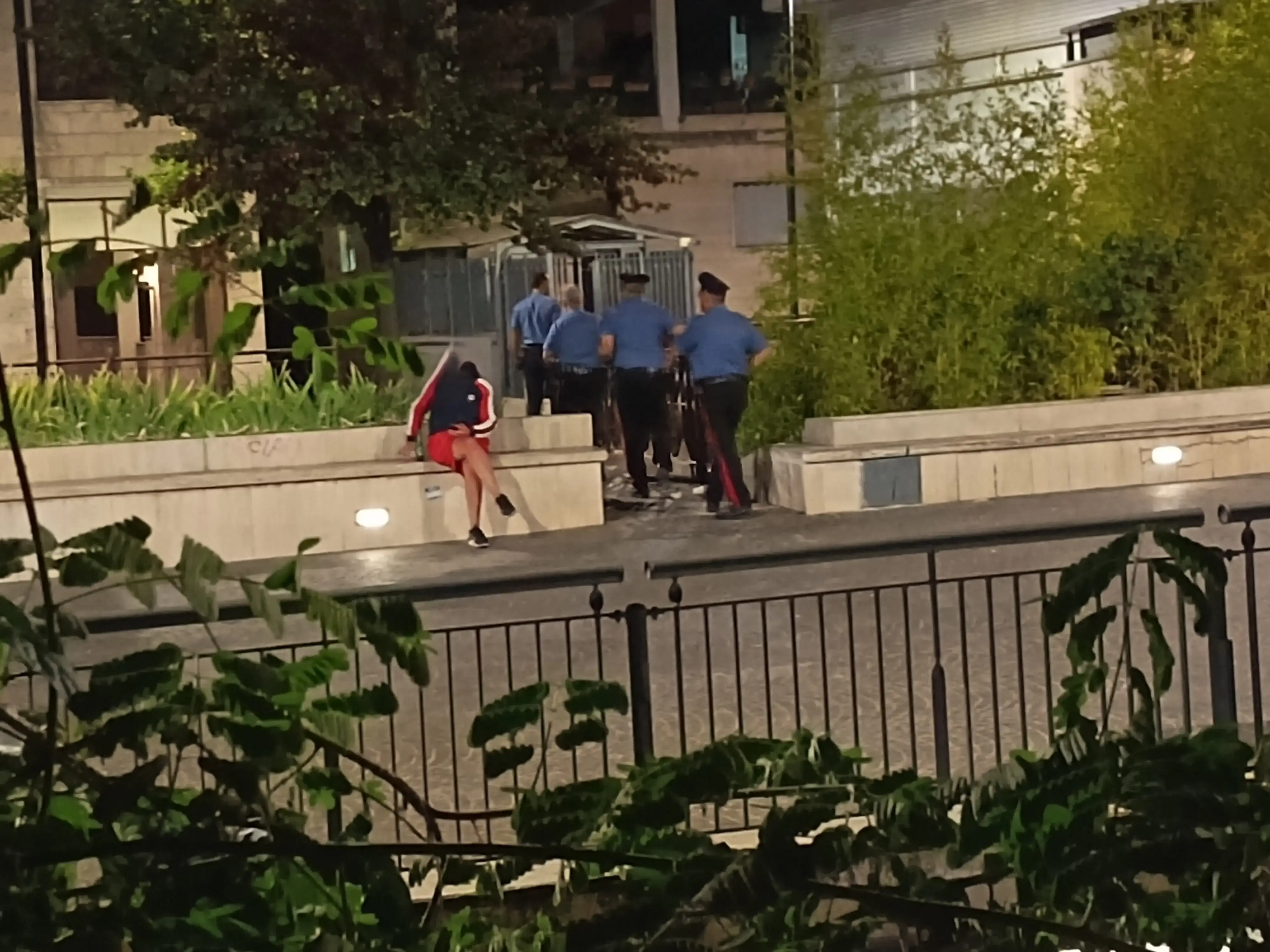 Risse a colpi di machete, cinte e bastoni, notte di violenza e follia a Terni