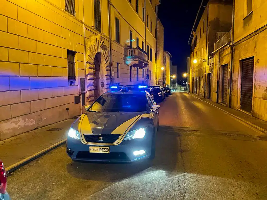 Pretende soldi per la droga e aggredisce genitori, arrestato 25enne 