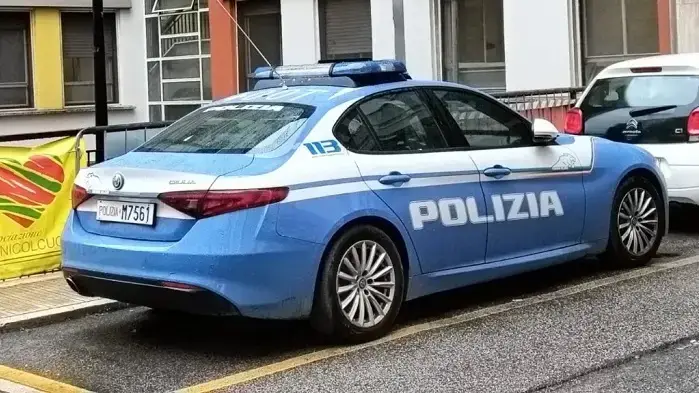 Agguato in pieno giorno, giovane accoltellato al fianco dopo lite furibonda