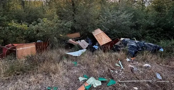 Abbandona vecchi mobili lungo la provinciale, maxi multa e denuncia