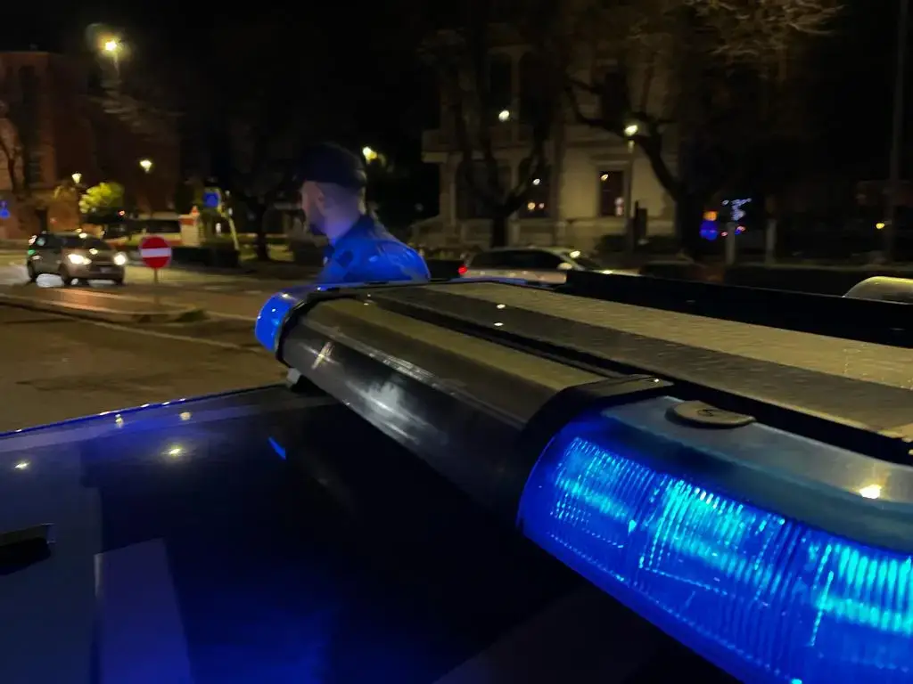 Agguato nella notte, 30enne aggredito e rapinato