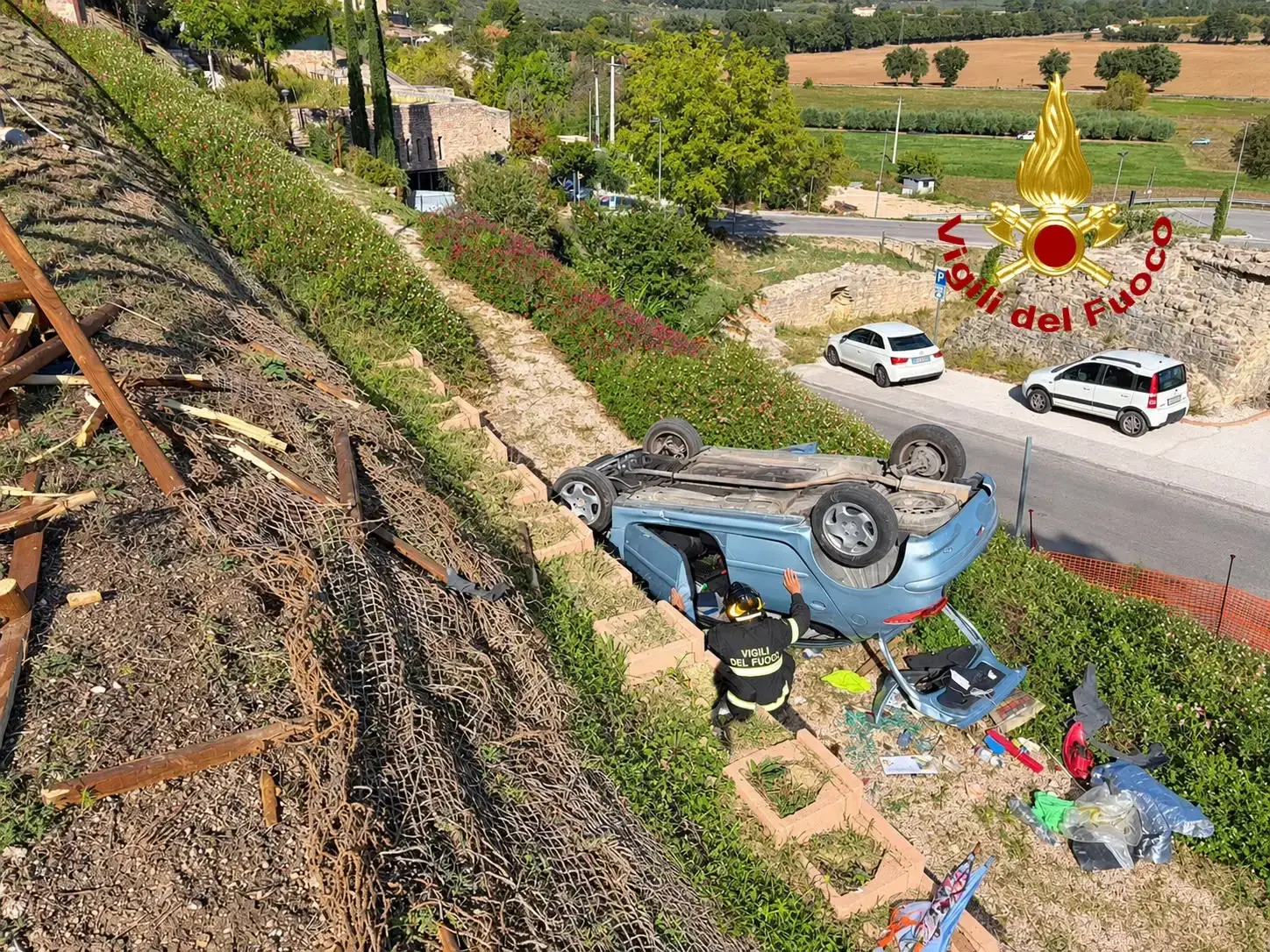 Auto esce di strada e si ribalta, donna ferita